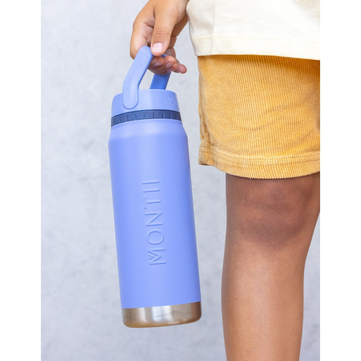 Person holding a  Splash Montii Co Sport Drink Bottle Splash insulated bottle with a plain background